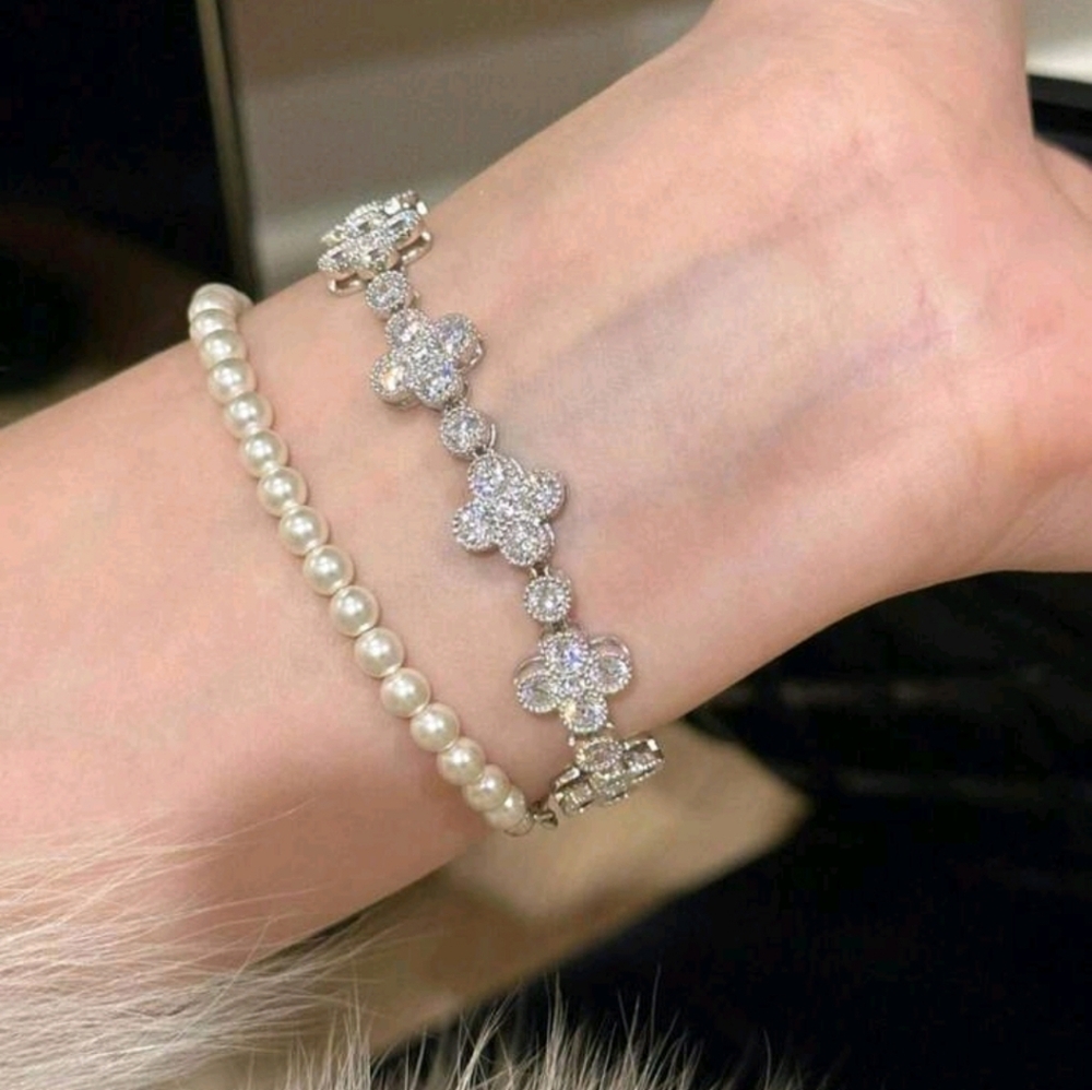 #65 Stainless Steel Fashionable Four-Leaf Flower Bracelet With Zirconia, Silver - Picture 3 of 4